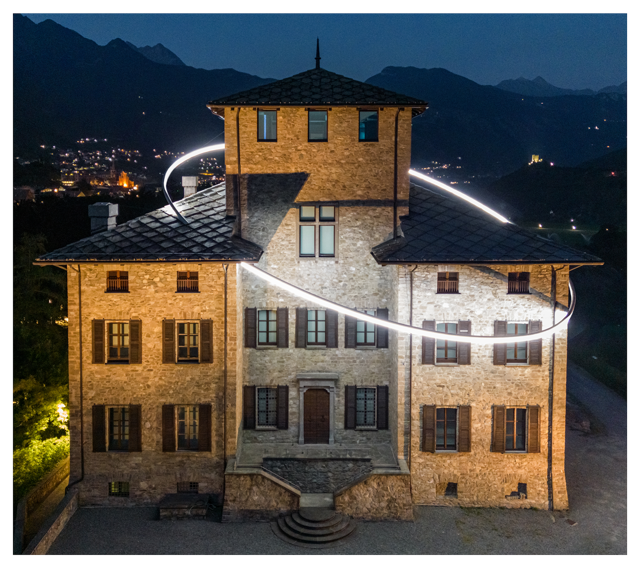 Panorama notturno del Castello Gamba con l'opera di lightart Orbita realizzata da Massimo Uberti accesa