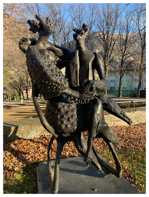 Fotografia dell'opera "Due figure in poltrona", scultura del maestro Luciano Minguzzi collocata nel parco di Castello Gamba