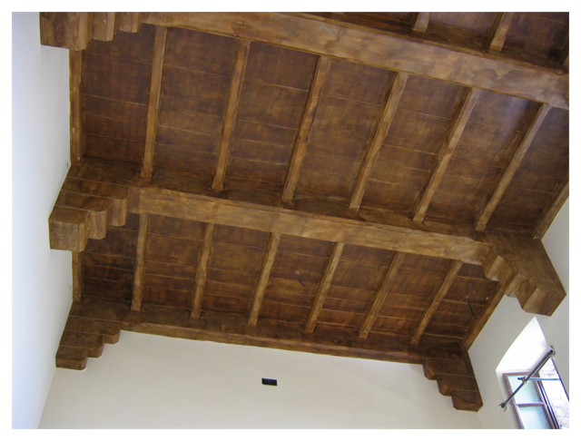Il soffitto in calcestruzzo dipinto per sembrare legno all'interno della sala 2 del Castello Gamba