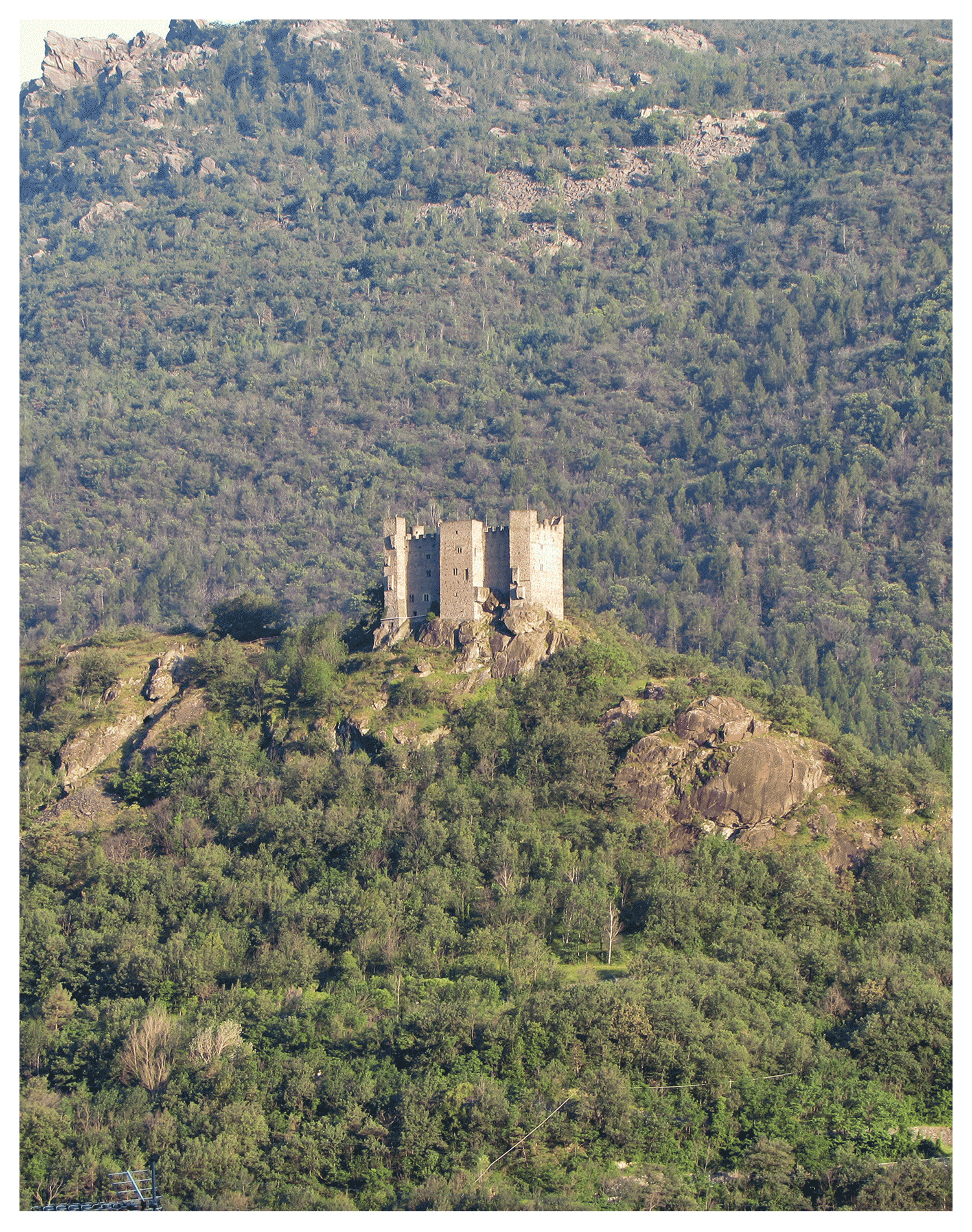 Foto panoramica del castello di Ussel dall'altana del Castello Gamba