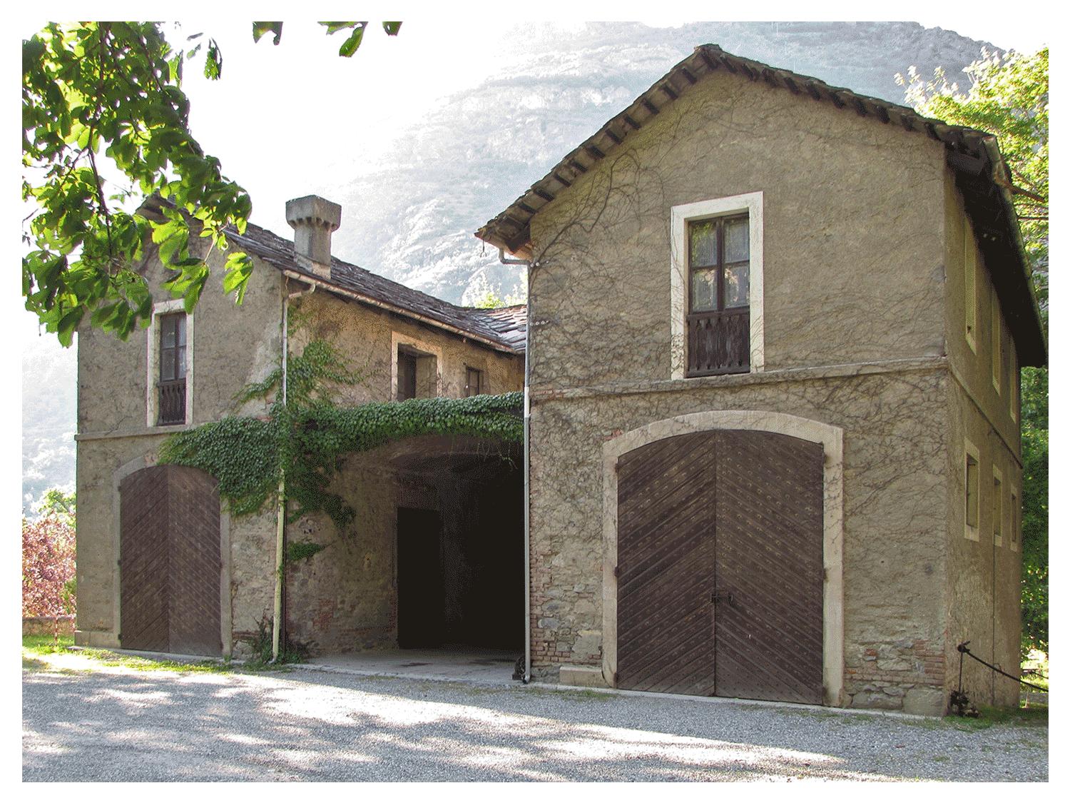 Le scuderie del Castello Gamba viste dall'esterno