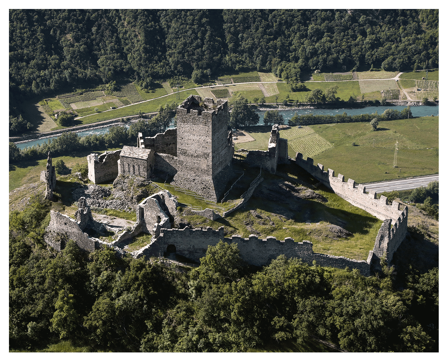 Fotografia panoramica di epoca contemporanea del castello di Cly