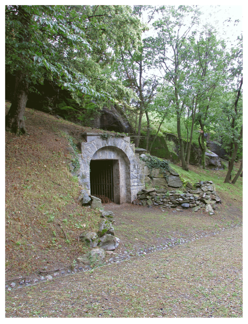 La "grotta" adibita a ghiacciaia nel parco del Castello Gamba