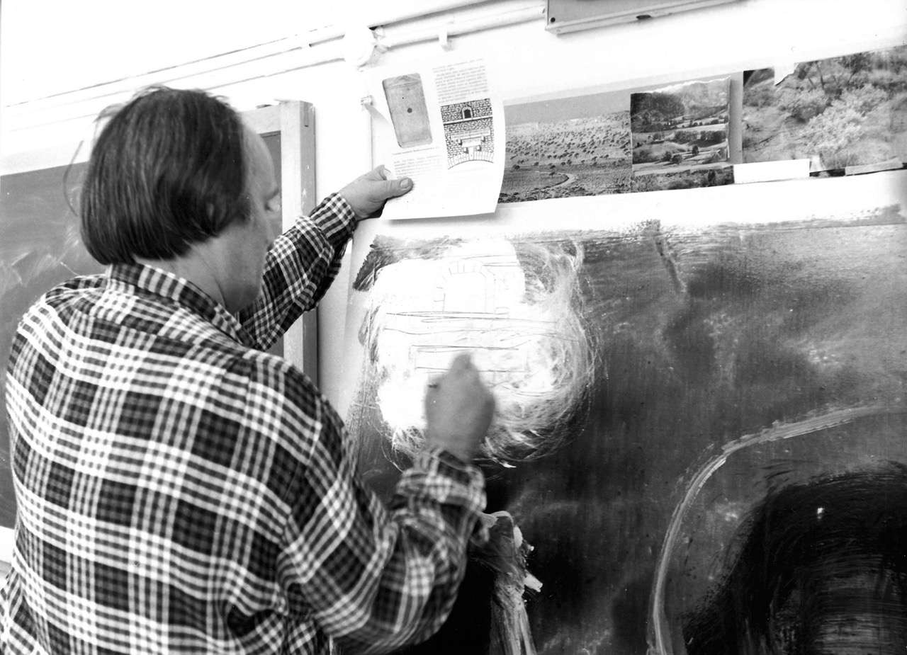 Schifano al lavoro sull'opera Calore Locale durante la sua residenza d'artista presso il centro Saint-Bénin di Aosta nel 1988