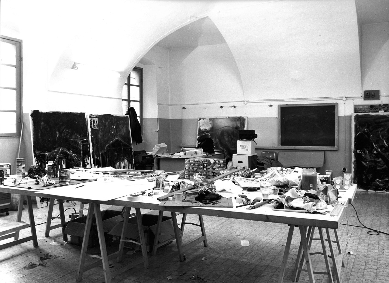Lo studio di Schifano durante la sua residenza d'artista presso il centro Saint-Bénin di Aosta nel 1988