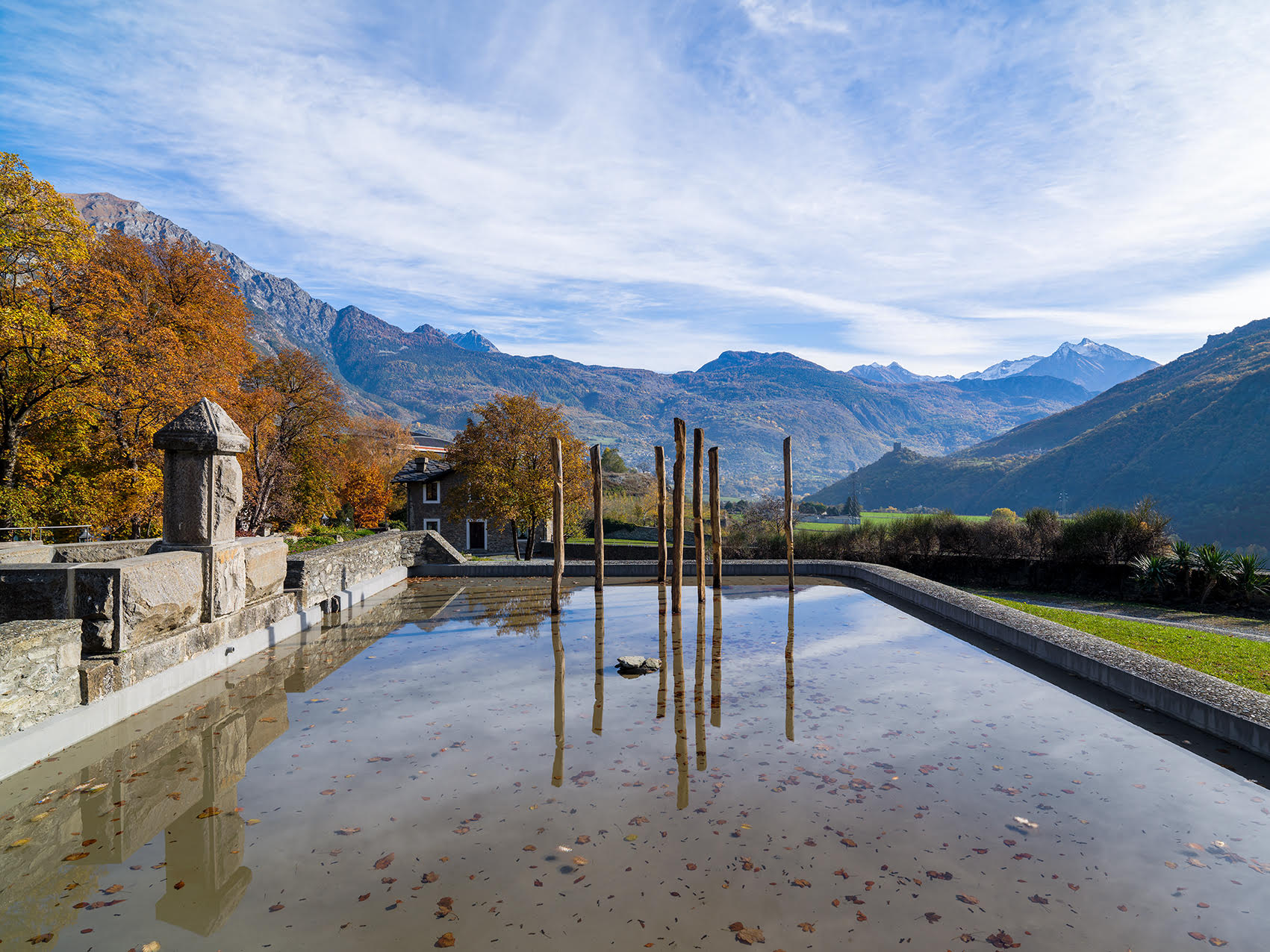 L'opera Metamorfosi, 2020, di Daniele De Giorgis, allestita nella fontana del Castello Gamba nell'ambito della mostra "Assalto al Castello", 2020/2021