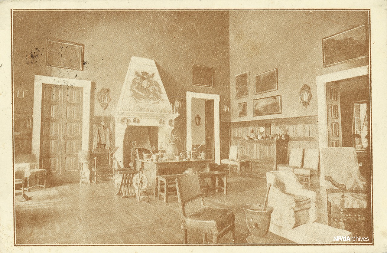 Una rara foto d'archivio dell'interno del salone principale del Castello Gamba con il suo arredamento originale