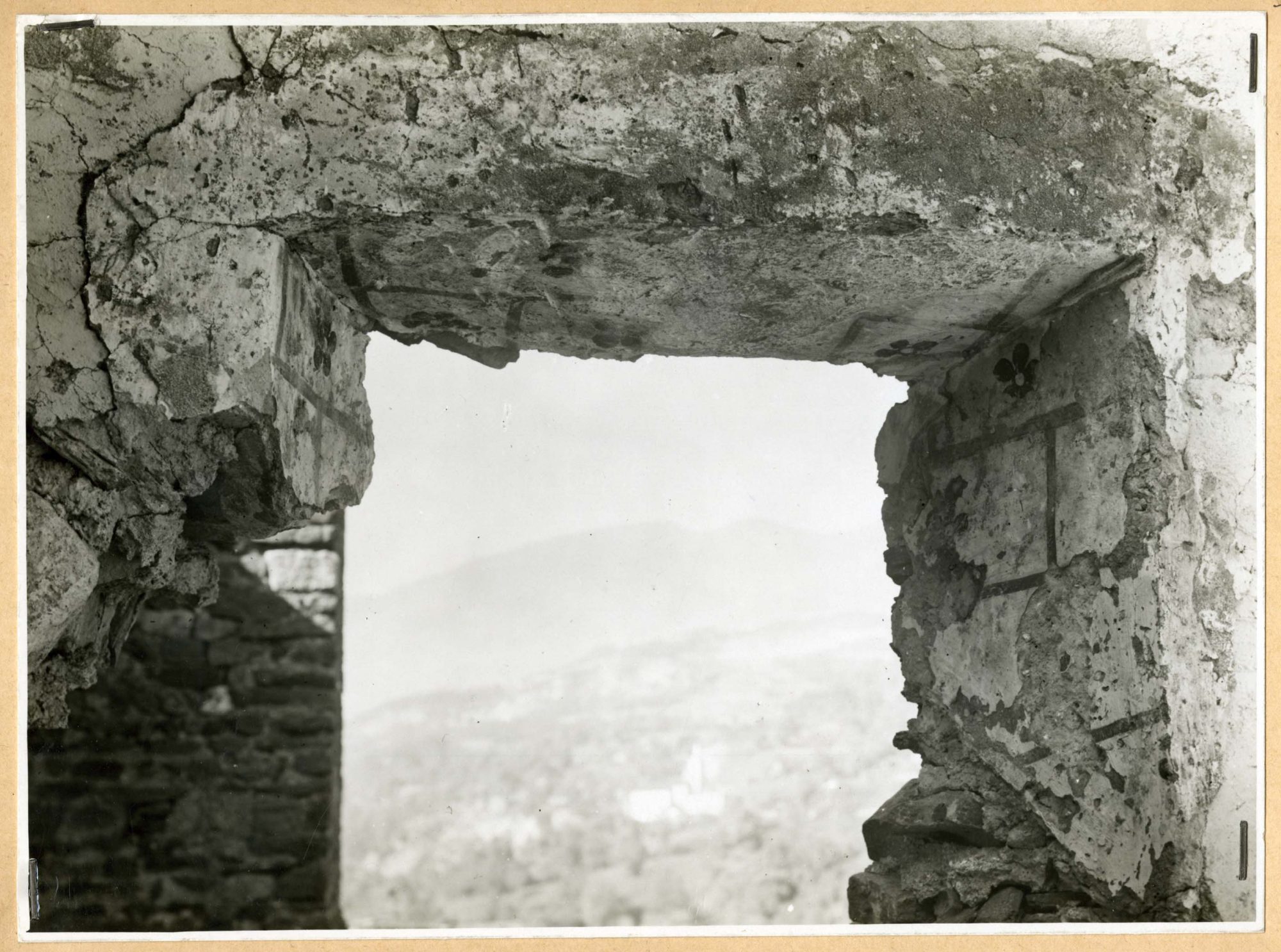 Fotografia storica degli anni '40 interno del castello di Cly realizzata da Augusto Pedrini