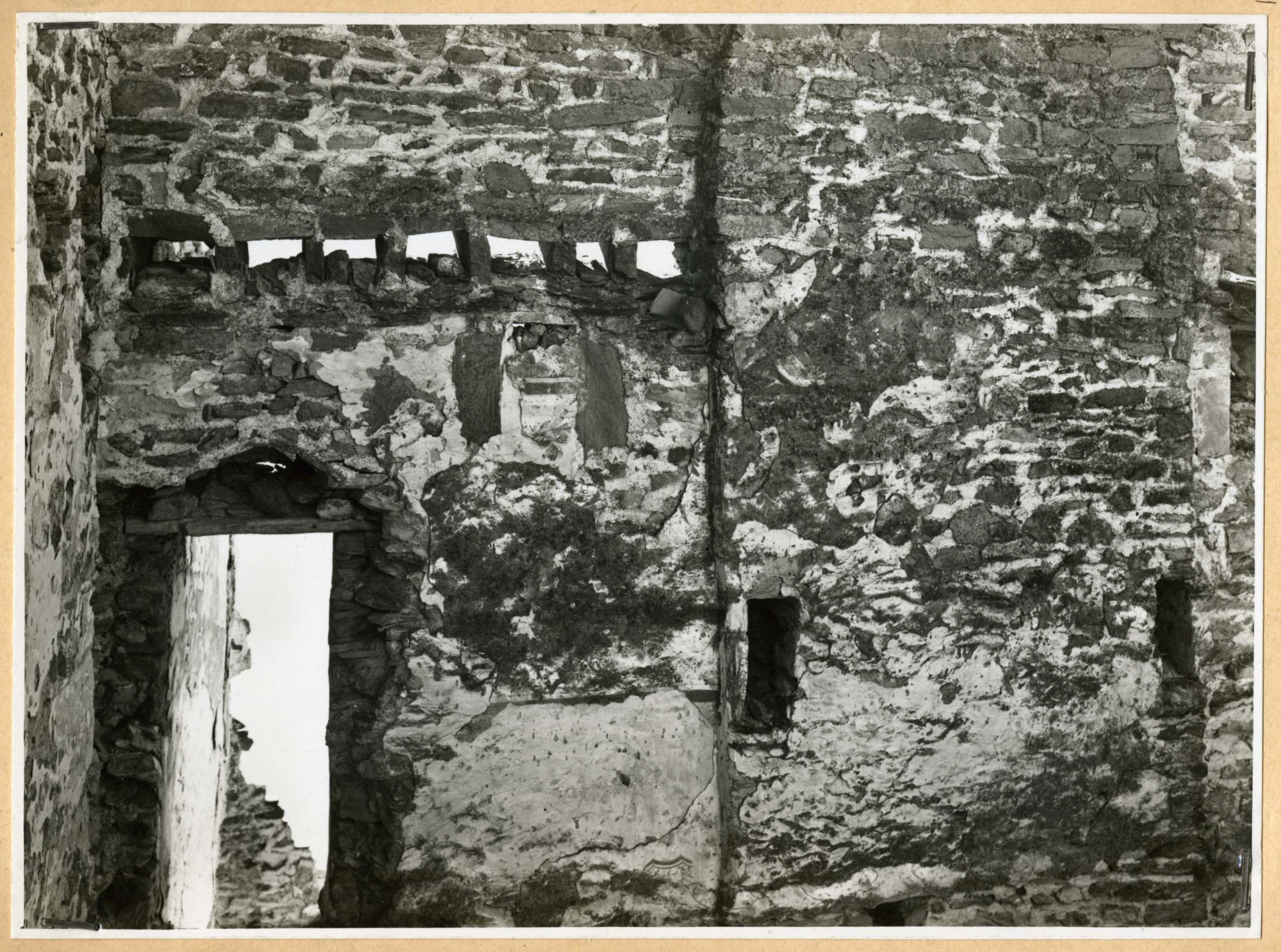 Fotografia storica degli anni '40 interno del castello di Cly realizzata da Augusto Pedrini