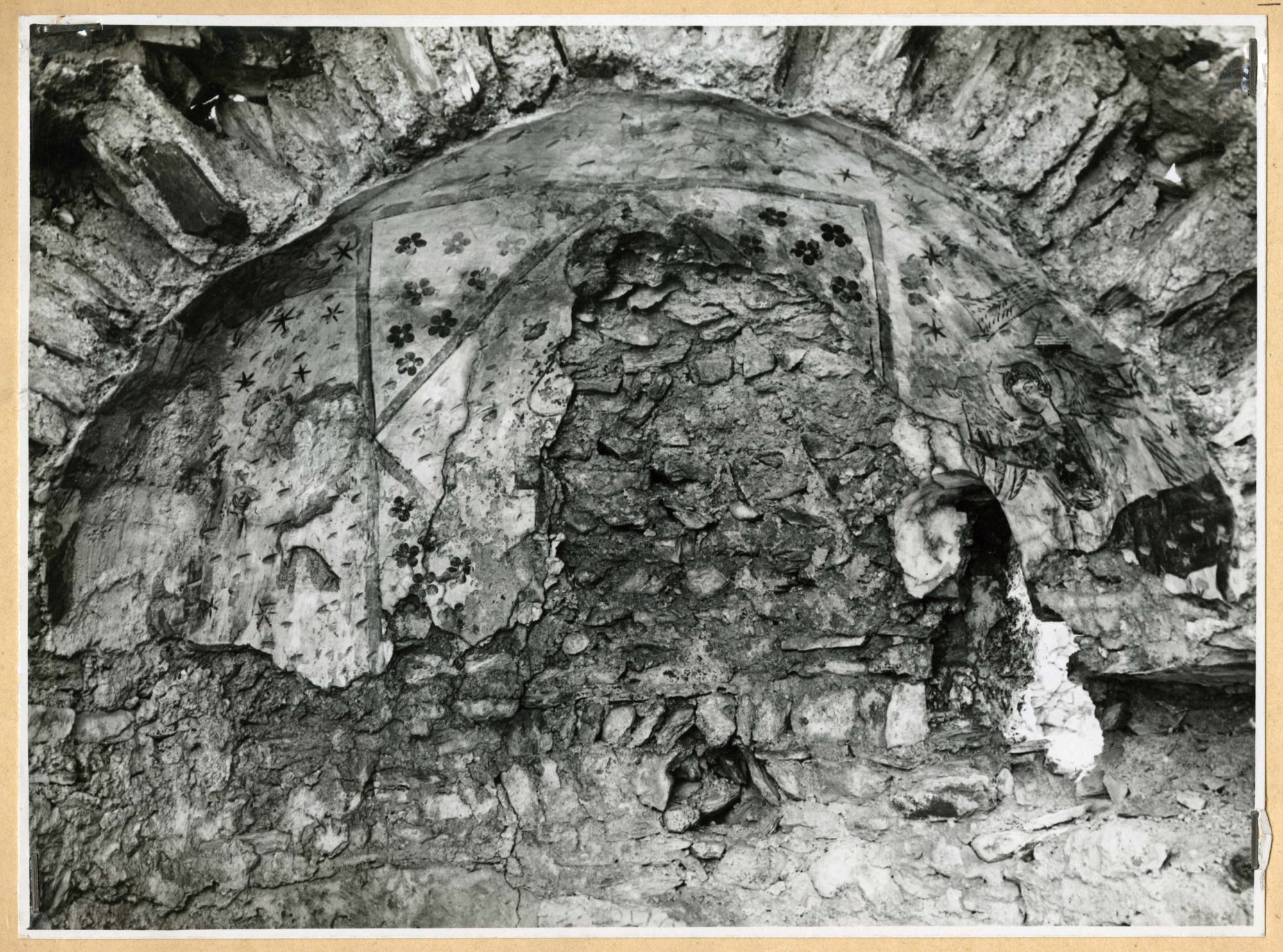 Fotografia storica degli anni '40 interno del castello di Cly, dettaglio affreschi, realizzata da Augusto Pedrini
