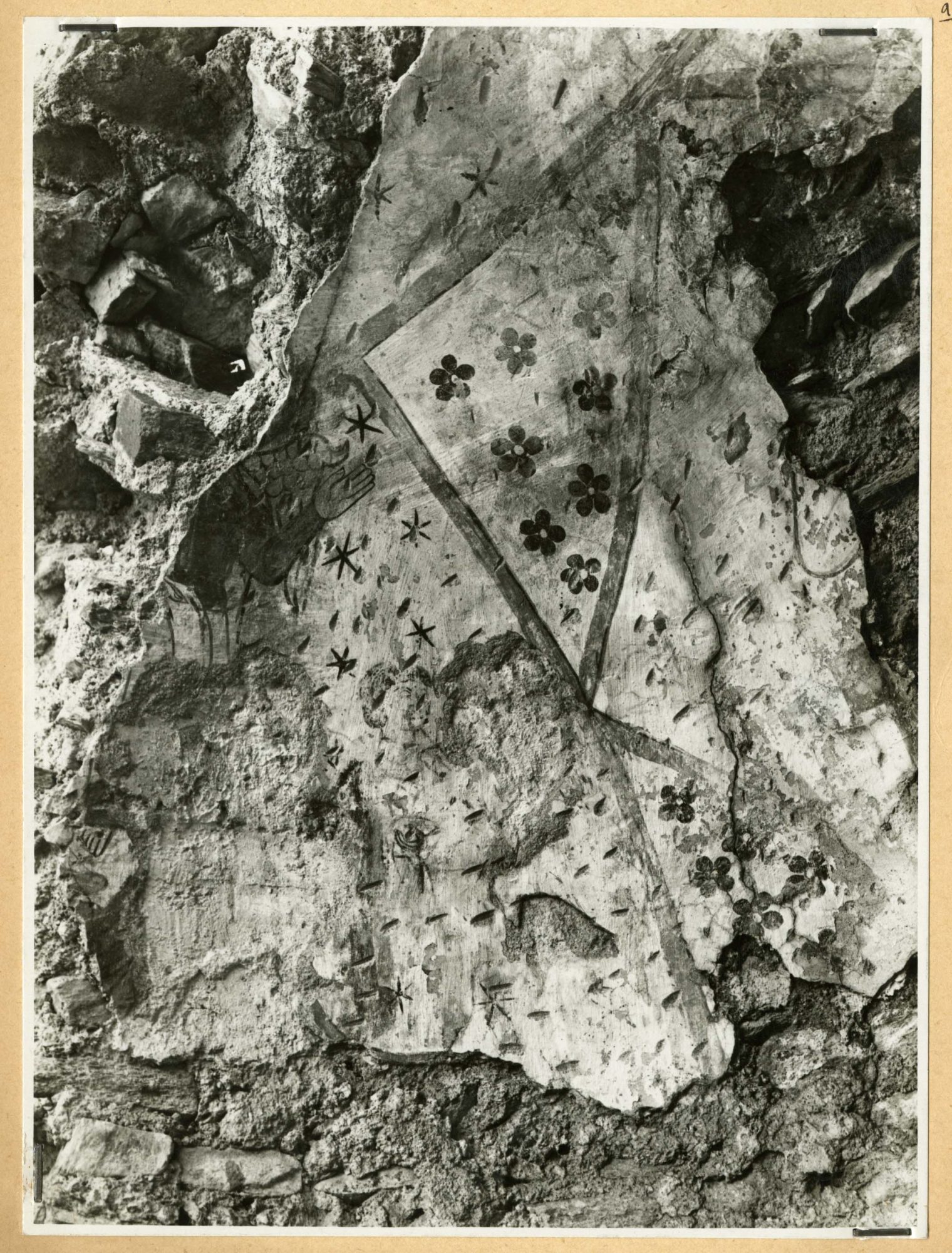 Fotografia storica degli anni '40 interno del castello di Cly, dettaglio affreschi, realizzata da Augusto Pedrini