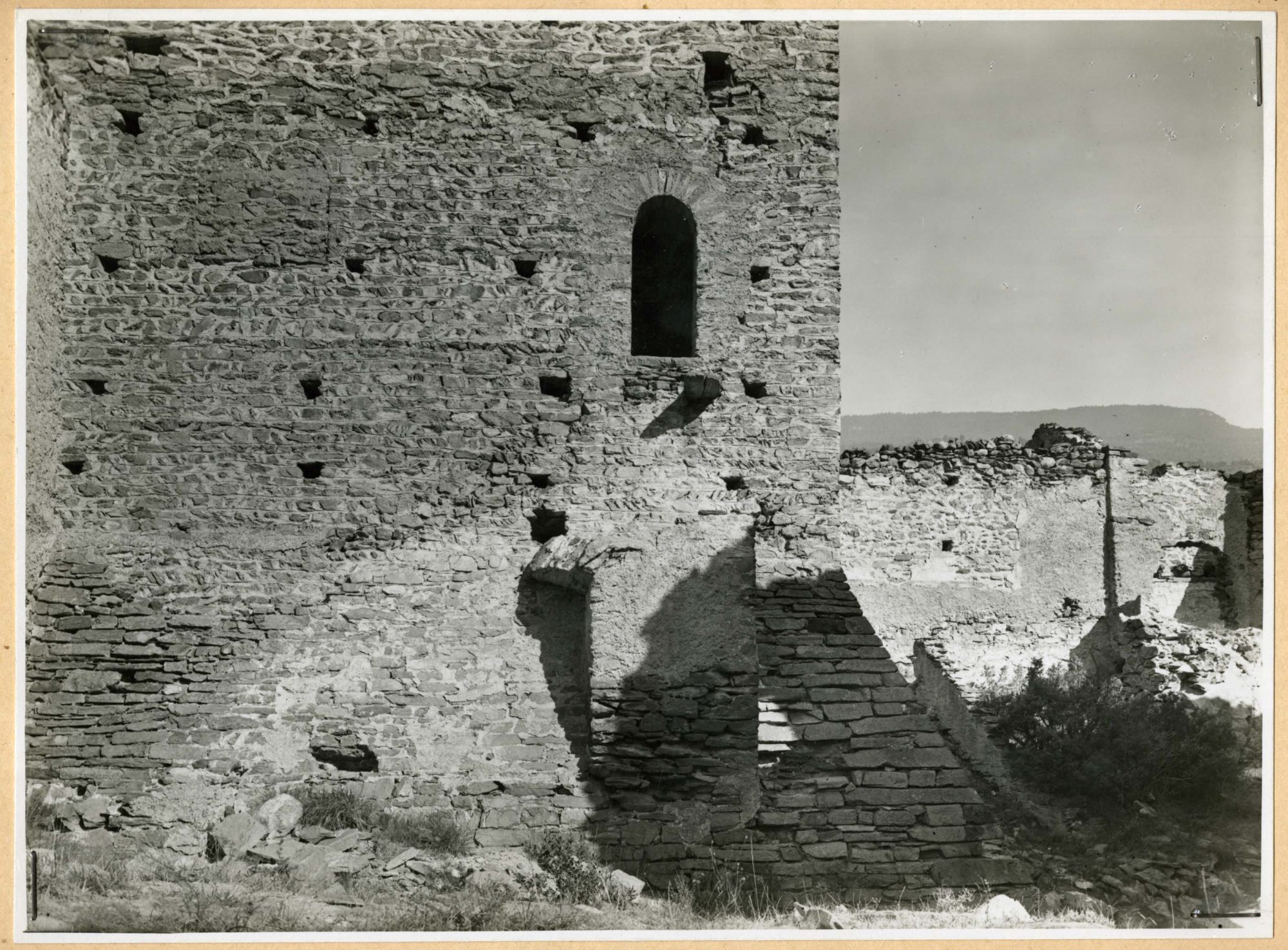 Fotografia storica degli anni '40 interno del castello di Cly realizzata da Augusto Pedrini