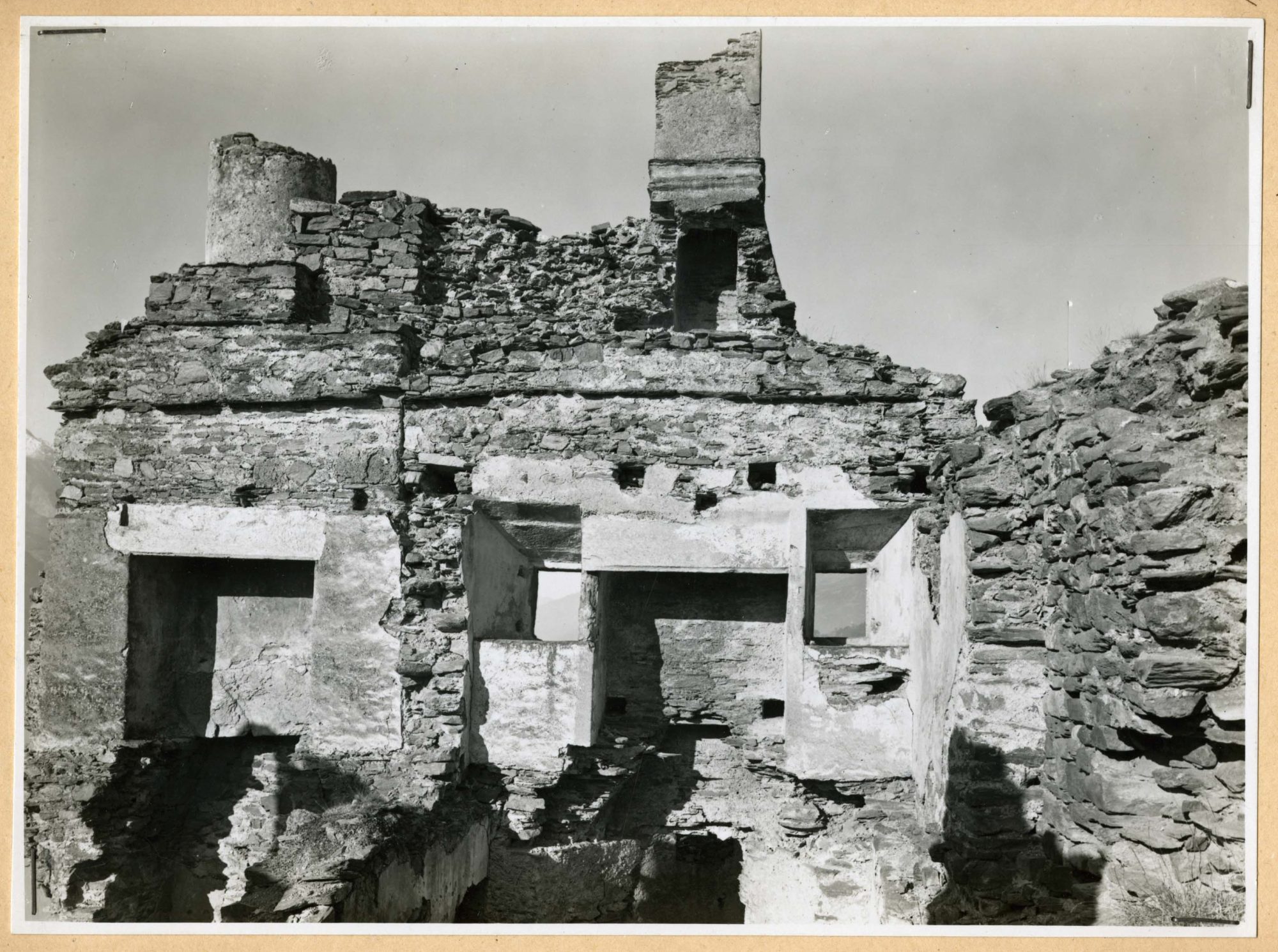 Fotografia storica degli anni '40 interno del castello di Cly realizzata da Augusto Pedrini