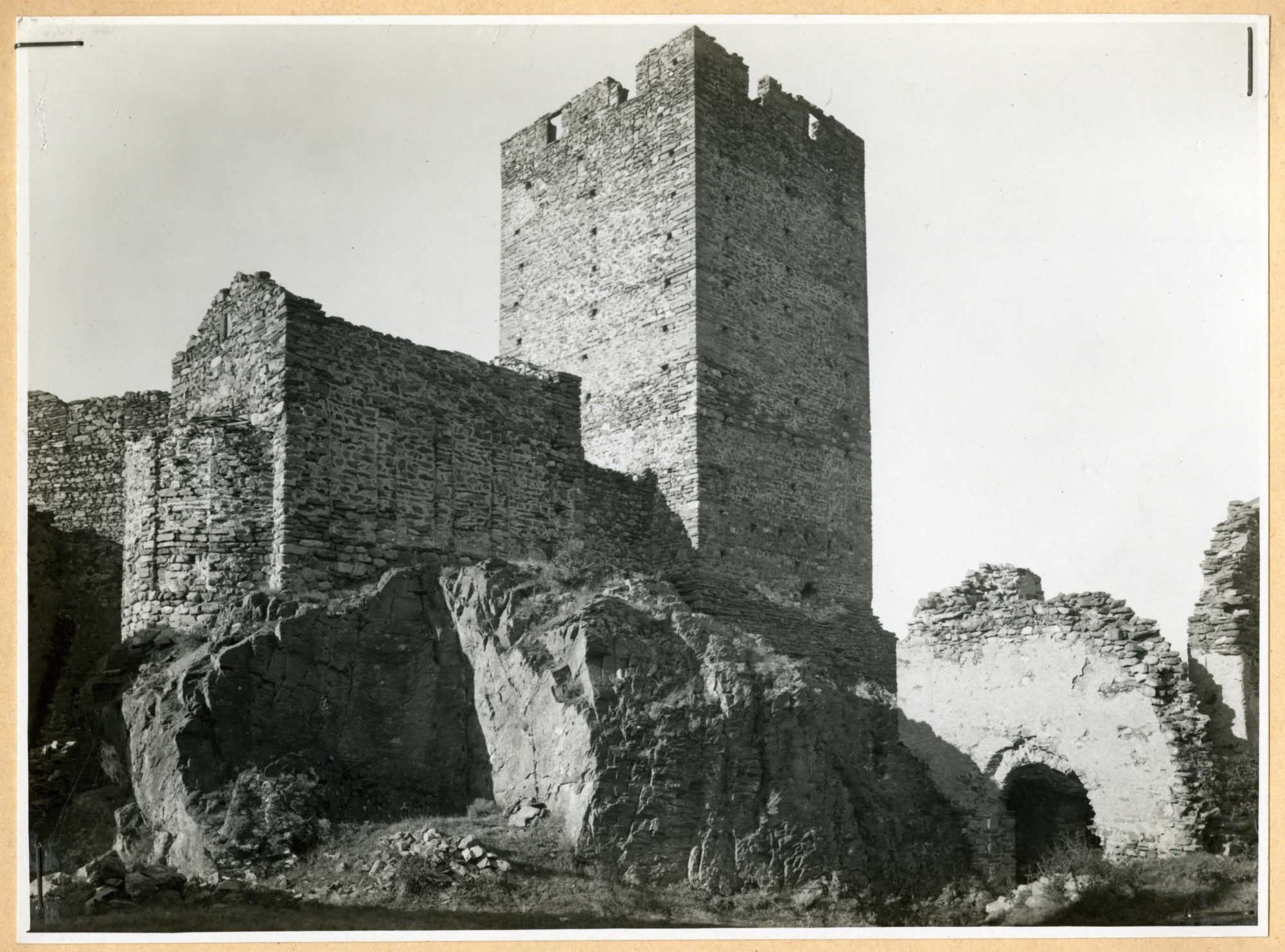 Fotografia storica degli anni '40 del castello di Cly realizzata da Augusto Pedrini