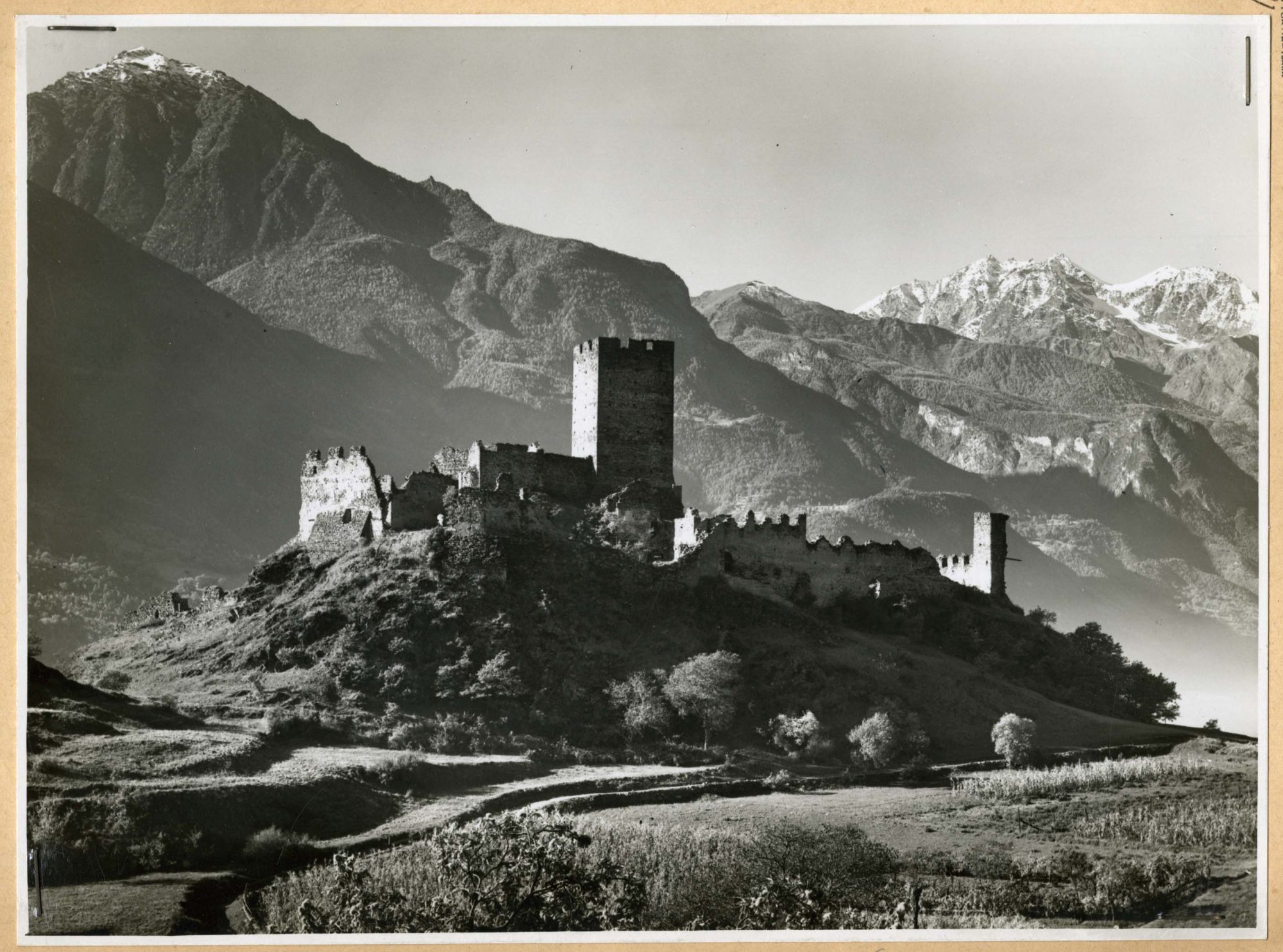 Fotografia storica degli anni '40 del castello di Cly realizzata da Augusto Pedrini