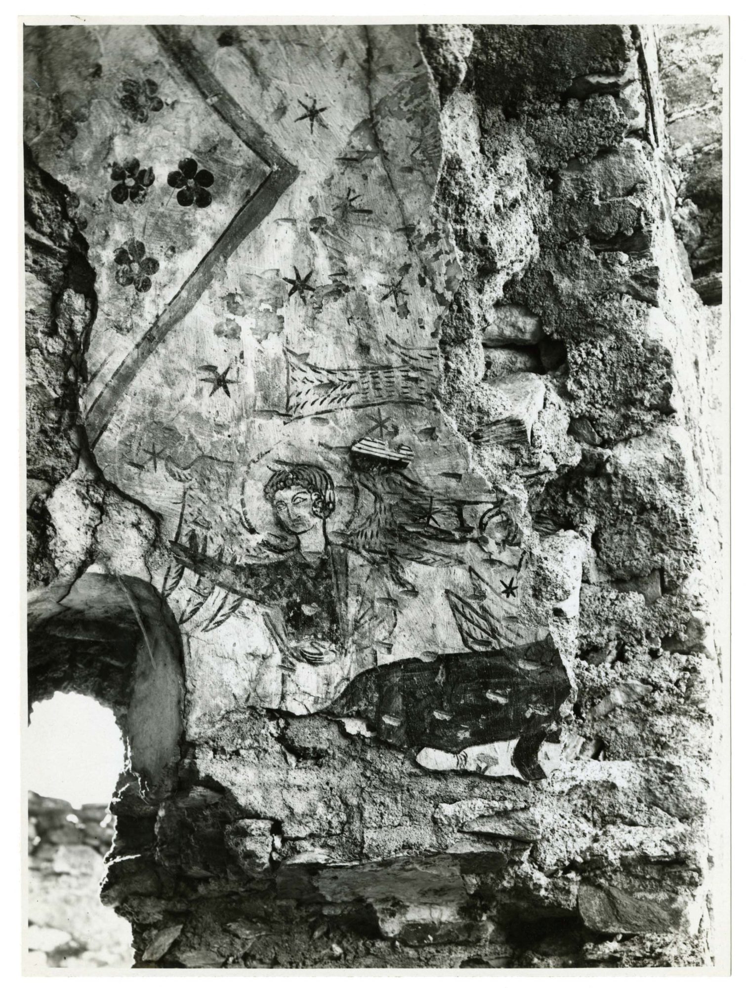 Fotografia storica degli anni '40, con un particolare dell'affresco di un angelo nella cappella del castello di Cly realizzata da Augusto Pedrini