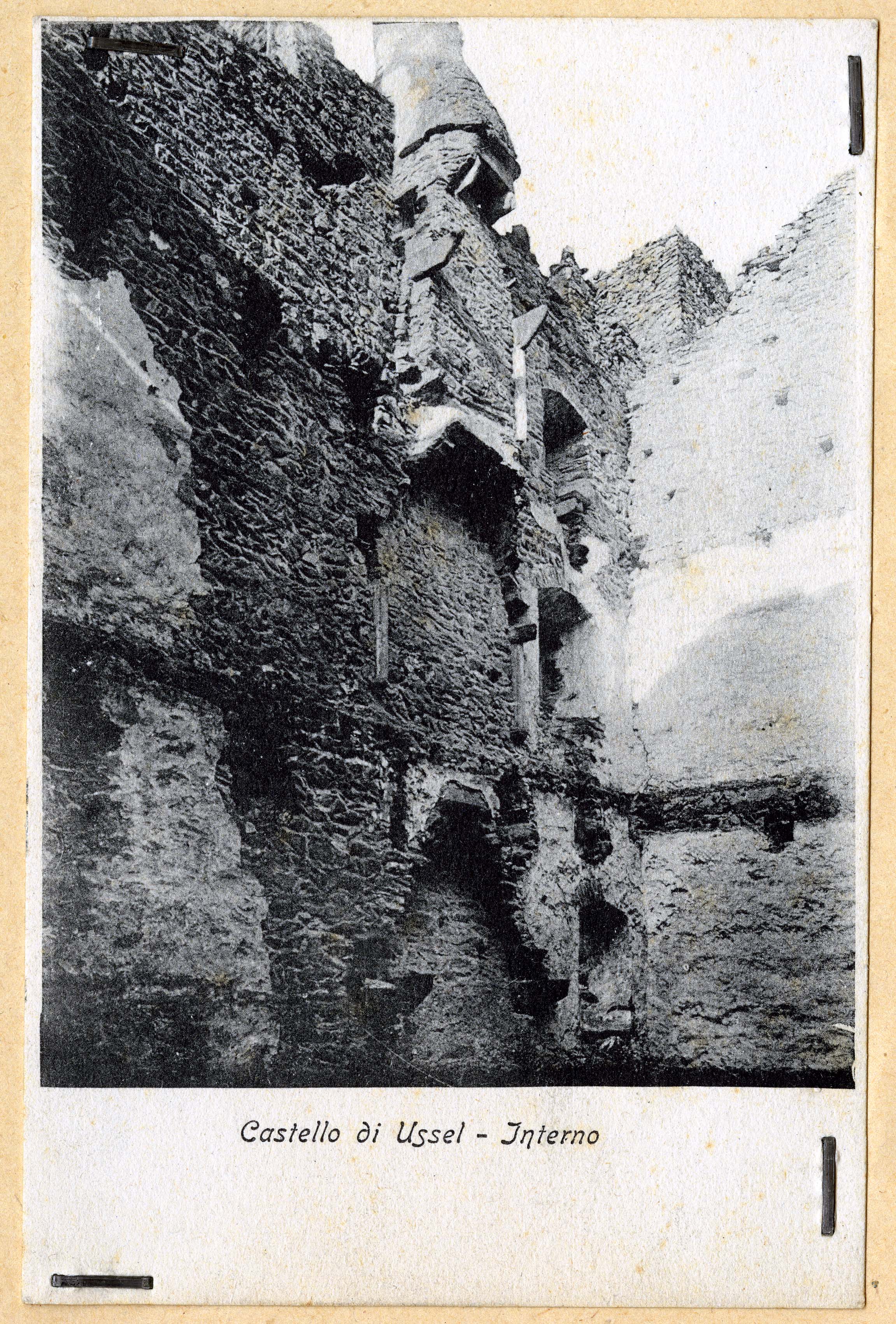 Fotografia d'epoca dell'interno del Castello di Ussel