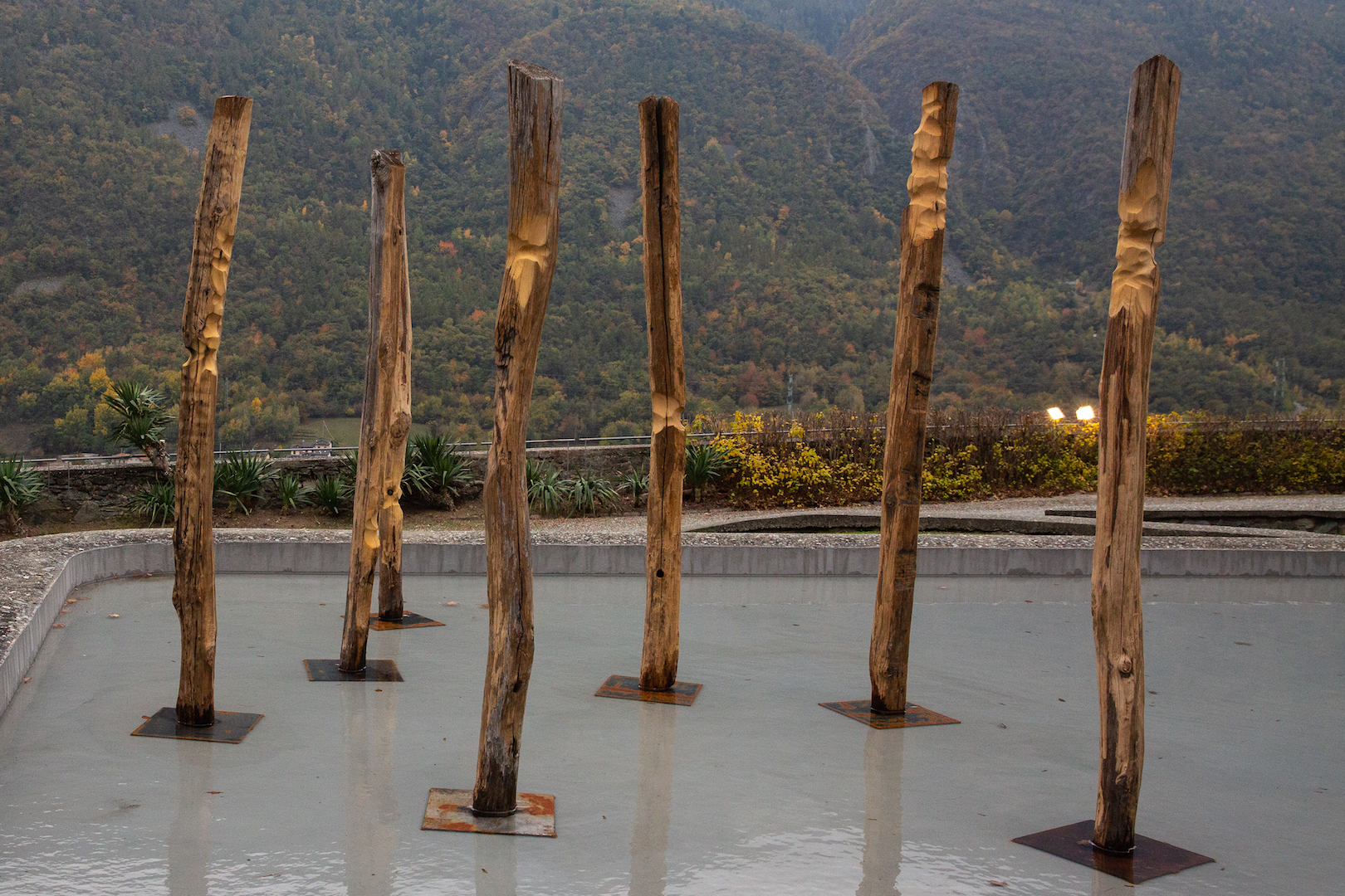 L'opera Metamorfosi, 2020, di Daniele De Giorgis, allestita nella fontana del Castello Gamba nell'ambito della mostra "Assalto al Castello", 2020/2021