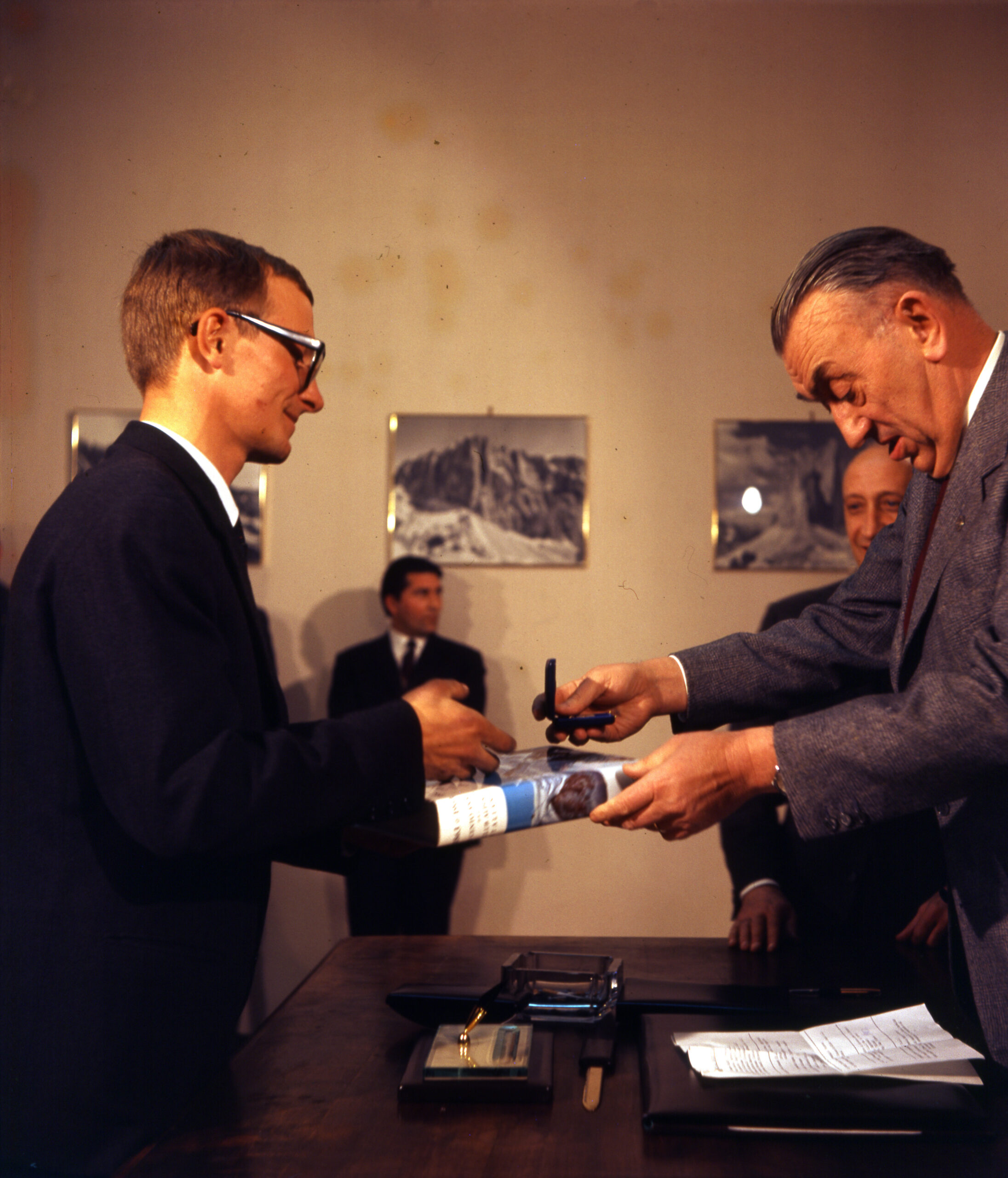 1968, Renato Chabod presidente del CAI premia il giovane alpinista Paolo Armando
