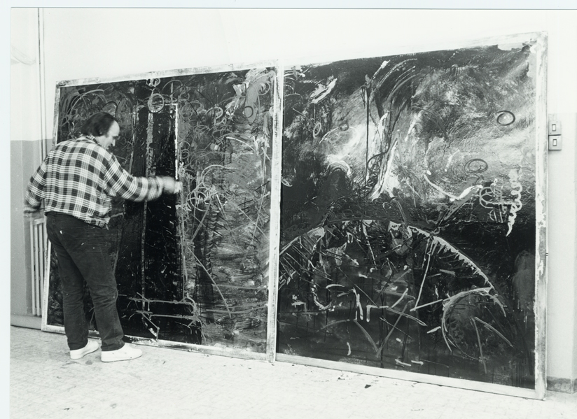 L'artista Schifano al lavoro durante la sua residenza d'artista presso il centro Saint-Bénin di Aosta nel 1988