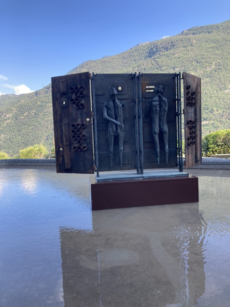 L'opera Uomini del Lager, 1957, di Luciano Minguzzi allestita nella fontana del Castello Gamba, nell'ambito della mostra "Luciano Minguzzi in Valle d'Aosta", 2024